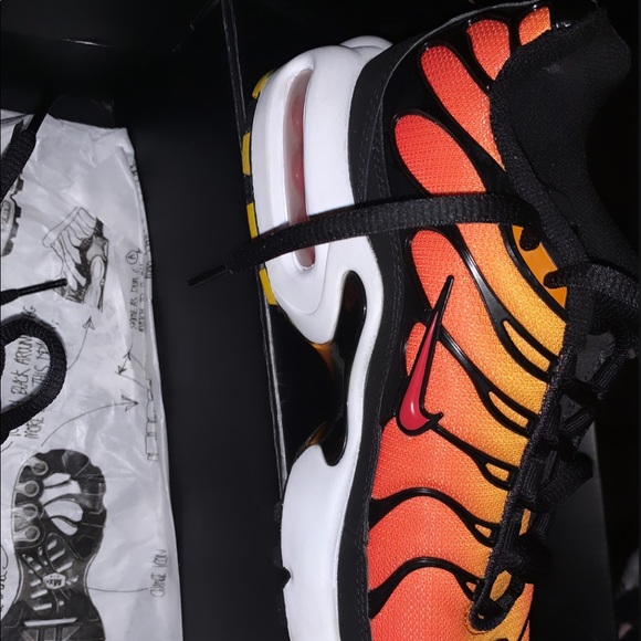 Air Max Plus - Picture 2 of 4